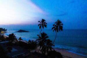 lindo paraíso tropical de praia ondas pôr do sol mirissa de praia sri lanka. foto