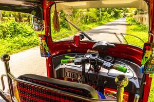 Bentota de praia galle sri lanka 2018 vermelho riquixá tuk tuk táxi veículo Bentota de praia sri lanka. foto