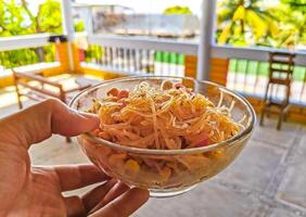 prato do vidro Macarrão com milho cebolas e tomates México. foto