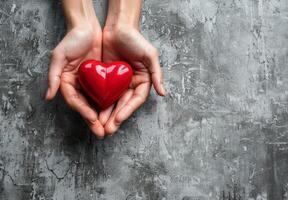 pessoa segurando vermelho coração dentro mãos foto