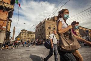 Bolonha Itália 17 Junho 2020 palácio ré Enzo uma famoso histórico construção dentro Bolonha Itália com pessoas caminhando dentro a quadrado foto