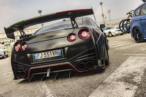 vicenza Itália 19 marcha 2024 nissan gtr carrinhos estacionado às a automotivo comício pegando cada entusiasta s olho foto