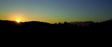 crepúsculo em a italiano colinas foto