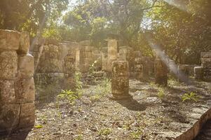 colunas maias e raios de sol foto