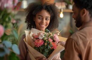 mulher segurando ramalhete do flores Próximo para homem foto