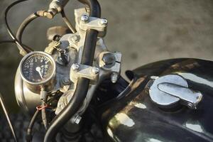 o hodômetro de uma motocicleta vintage foto