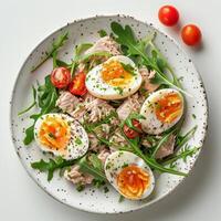 branco tigela preenchidas com verde legumes e Difícil fervido ovos foto