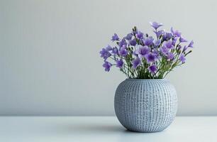 vaso preenchidas com roxa flores em mesa foto