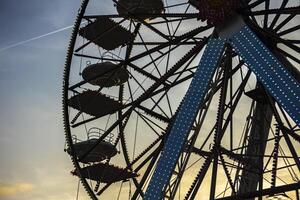 ferris roda parque de diversões pôr do sol foto