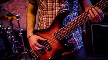 detalhe homem mãos jogar a acústico guitarra viver Rocha banda foto