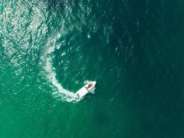 aéreo Visão do Rapidez barco dentro a aqua mar fazer uma círculo, zangão Visão foto