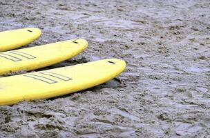 amarelo pranchas de surf às uma de praia dentro san sebastião, Espanha foto