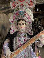 estátua do saraswati mata dentro têmpora indiano cultura foto