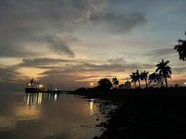 pôr do sol Tempo dentro Calcutá de praia e grande navio dentro água ultra largo imagem foto