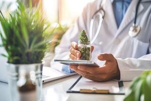 uma médico segurando uma jarra do cannabis brotos enquanto revendo paciente Informação. foto