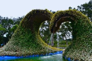 pequeno fonte e lindo decorações dentro a jardim foto