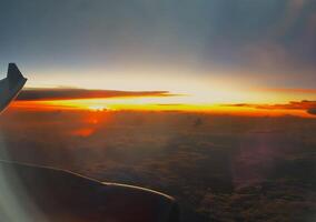 assistindo pôr do sol a partir de a janela do aeronave foto