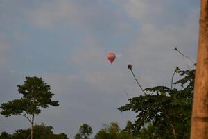 Visão do uma baixo vôo quente ar balão foto