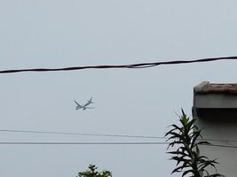 uma voando baixo avião abordagens a aeroporto foto