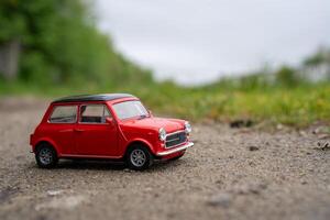 uma fechar-se cenário do uma retro vermelho brinquedo carro foto