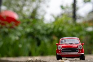 uma fechar-se cenário do uma retro vermelho brinquedo carro foto