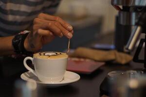barista fazer café com leite arte foto
