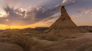 Casteldetierra às pôr do sol dentro Bardenas reais, Espanha. foto