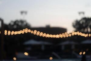 desfocado brilhando luz lâmpada festão, espaço para texto foto