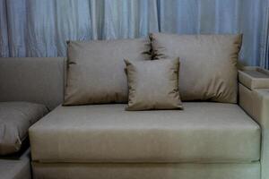 uma couro travesseiro em uma couro sofá foto