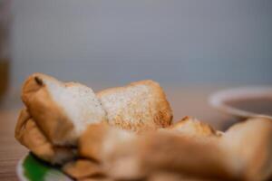 grelhado torrado pão cortar para dentro pequeno peças para lado prato com carne de porco satay Gravetos foto