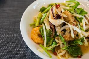 tailandês crocantes frutos do mar picante salada foto