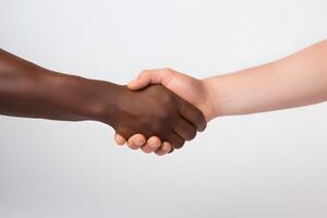 fechar-se aperto de mão entre dois raças. não para racismo foto