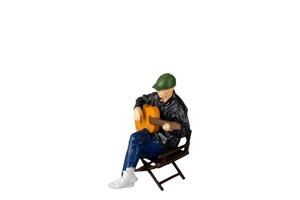 guitarrista sentado em uma cadeira isolado em branco fundo com recorte caminho foto