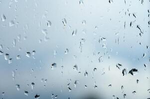 vidro com chuva gotas contra cinzento fundo. 1 foto