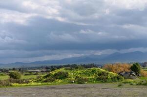 nuvens contra a pano de fundo do montanhas dentro inverno dentro Chipre 2 foto