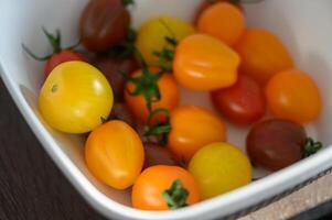 vários colorida cereja tomates dentro uma prato 1 foto