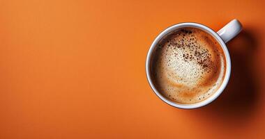 topo Visão do uma copo do café com canela granulados em a laranja fundo foto