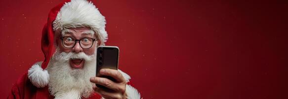 surpreso santa claus usando Smartphone dentro queda de neve foto