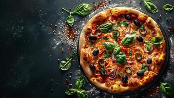 fechar acima do delicioso vegetariano pizza com vermelho cebola, Preto azeitonas, e manjericão foto