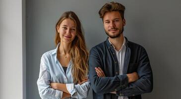 homem e mulher em pé juntos foto