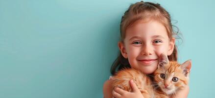 sorridente jovem menina segurando uma gengibre gatinho contra uma luz azul fundo foto