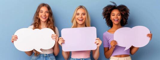 três jovem mulheres segurando em branco sinais foto