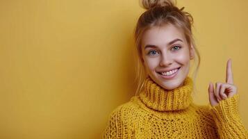 jovem mulher sorridente dentro amarelo suéter contra amarelo parede foto