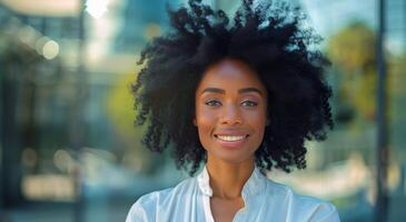 retrato do uma sorridente mulher com encaracolado cabelo dentro uma cidade configuração foto