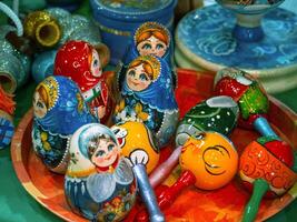 vários lindo matryoshka bonecas para venda em a estante dentro uma lembrança fazer compras. foto