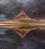 panorâmico Visão do kirkjufell montanha refletido dentro a lagoa foto