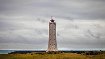 branco farol em a extremo oeste costa do Islândia. foto