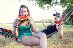 casal do jovem lindo meninas comendo foto