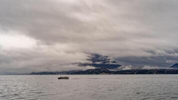 panorama do lago Maggiore em uma chuvoso dia com pesado baixo nuvens cobertura parte do a costa foto