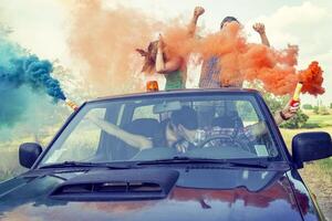 grupo do jovem rapazes ter Diversão com colori fumaça trilhas foto